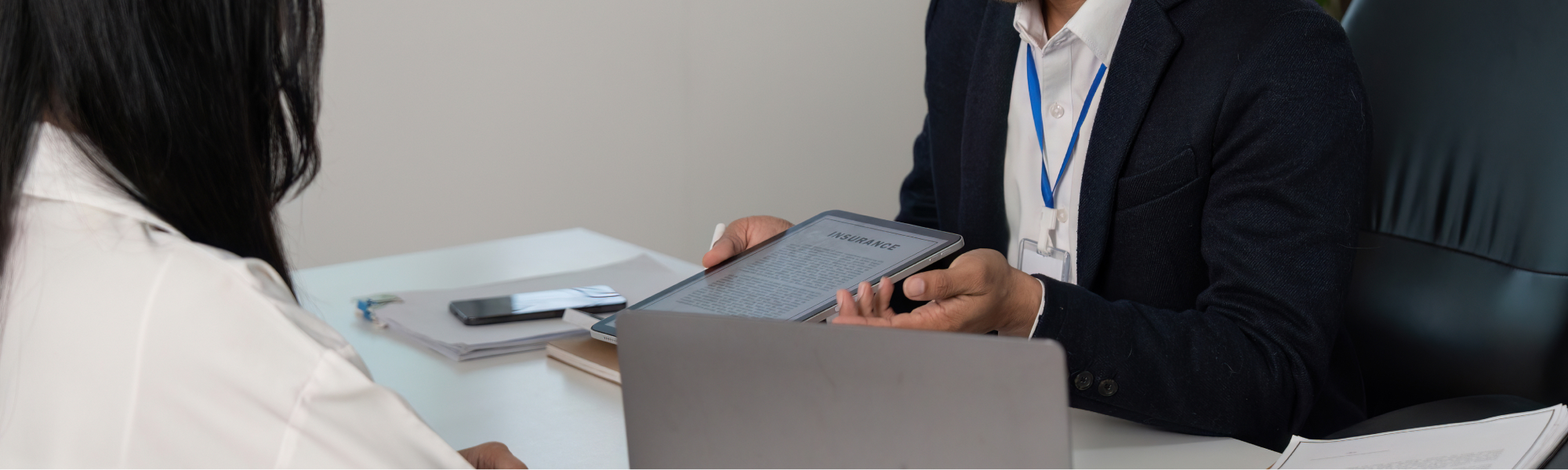 Sachbearbeiter prüft Unterlagen im Beratungsgespräch