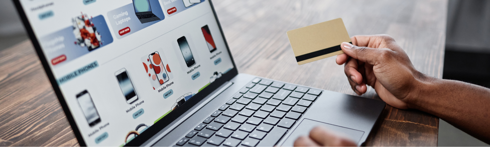 Kunde kauft Produkte im Online-Shop mit Kreditkarte