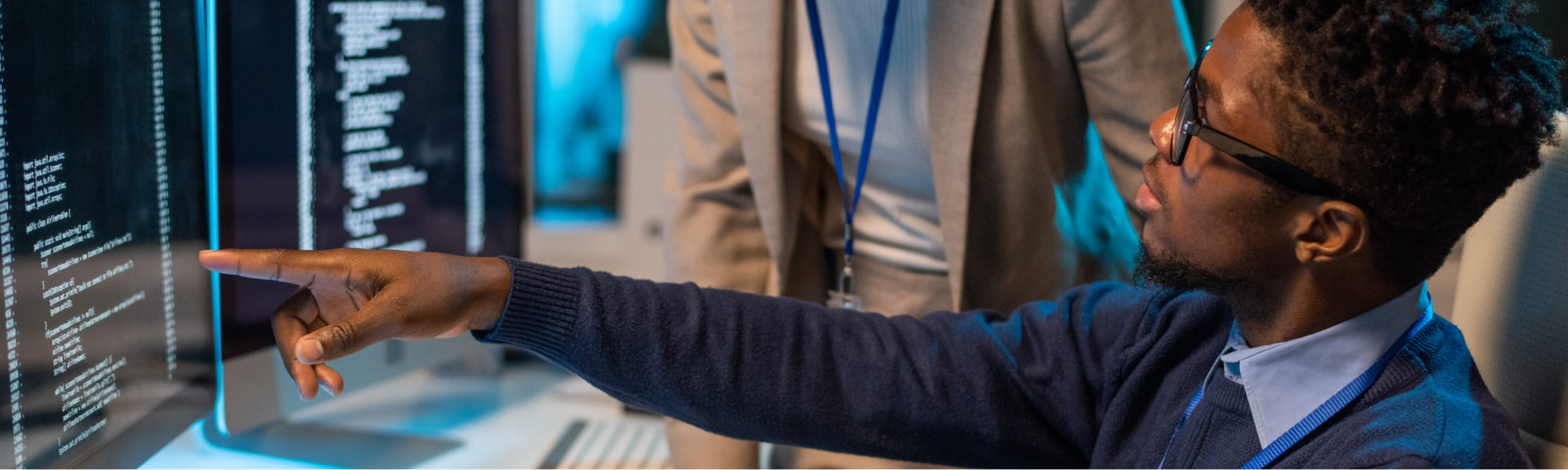 IT-Spezialist analysiert Daten interner Geschäftsprozesse