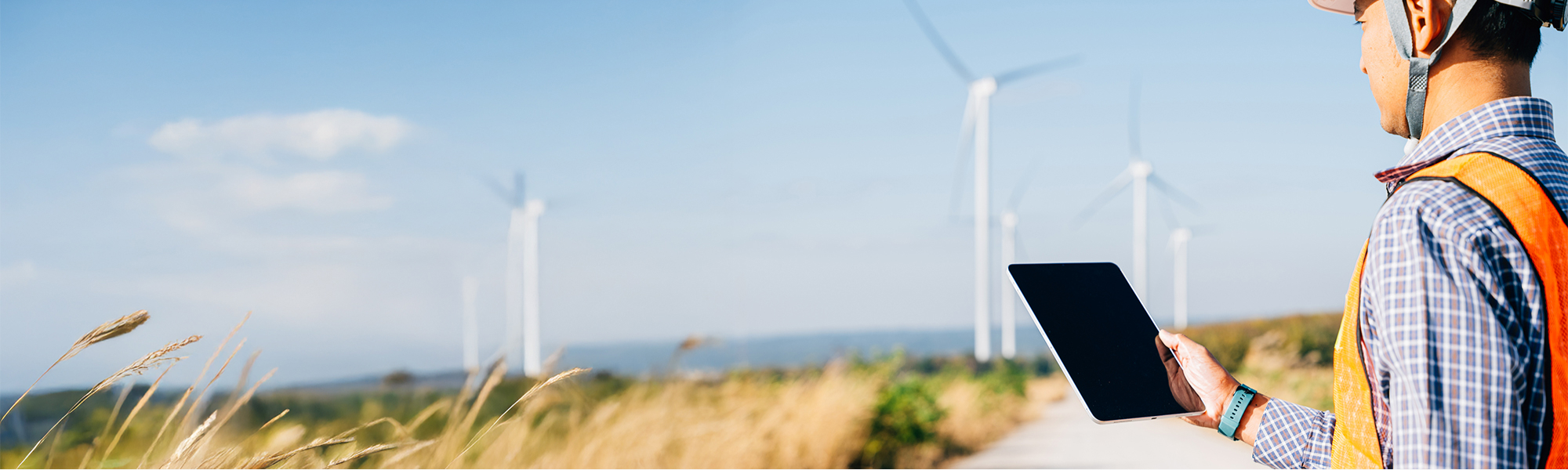 Ingenieur für erneuerbare Energien prüft die Prozesse in einer Windkraftanlage