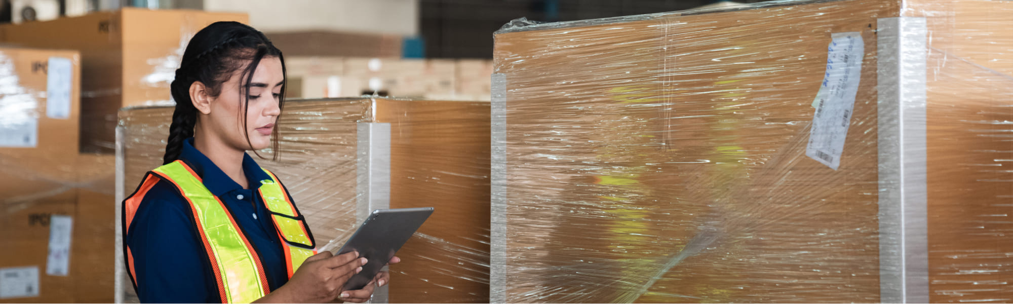 Logistikmitarbeiterin kontrolliert den Warenbestand im Lager