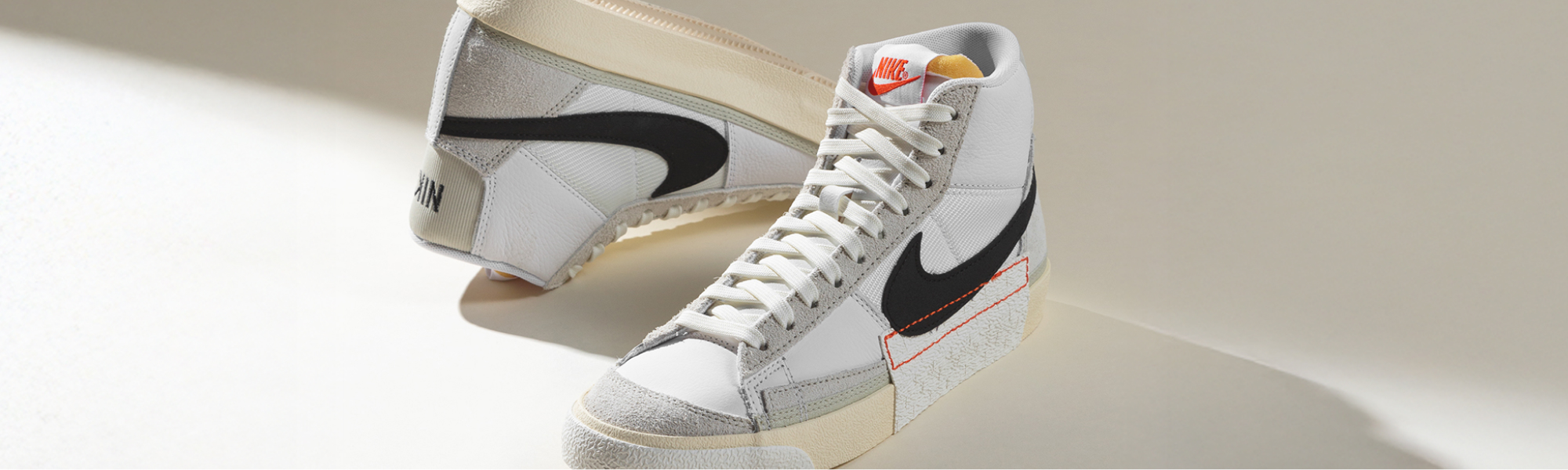 Bild von weißen Nike Sneakern mit schwarzem Nike Logo