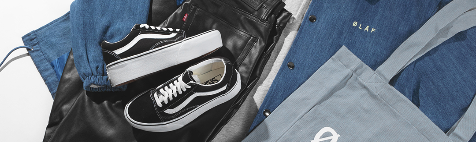 Blaue Jeans, Schwarze Hose und Schuhe von vans