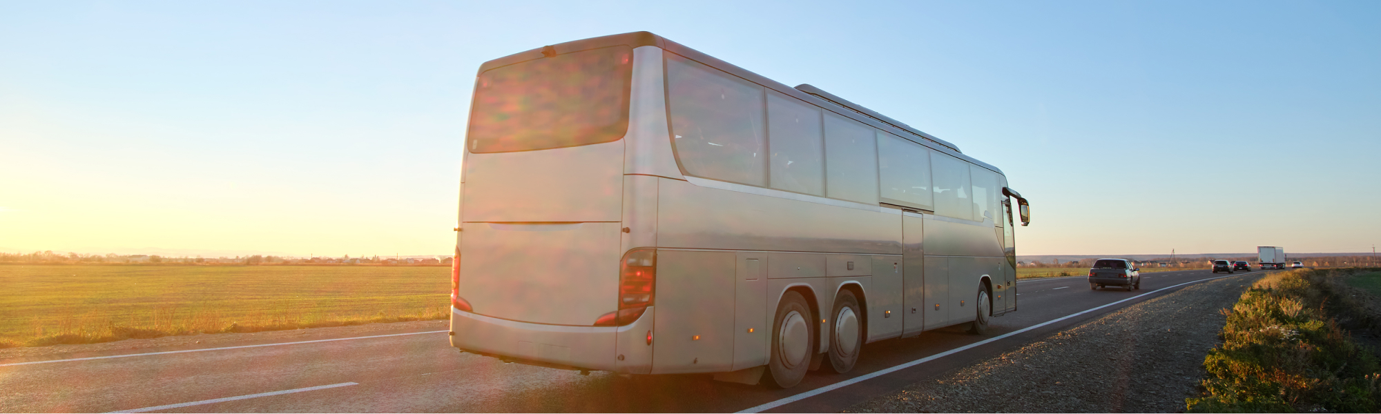 Reisebus auf einer Landstraße