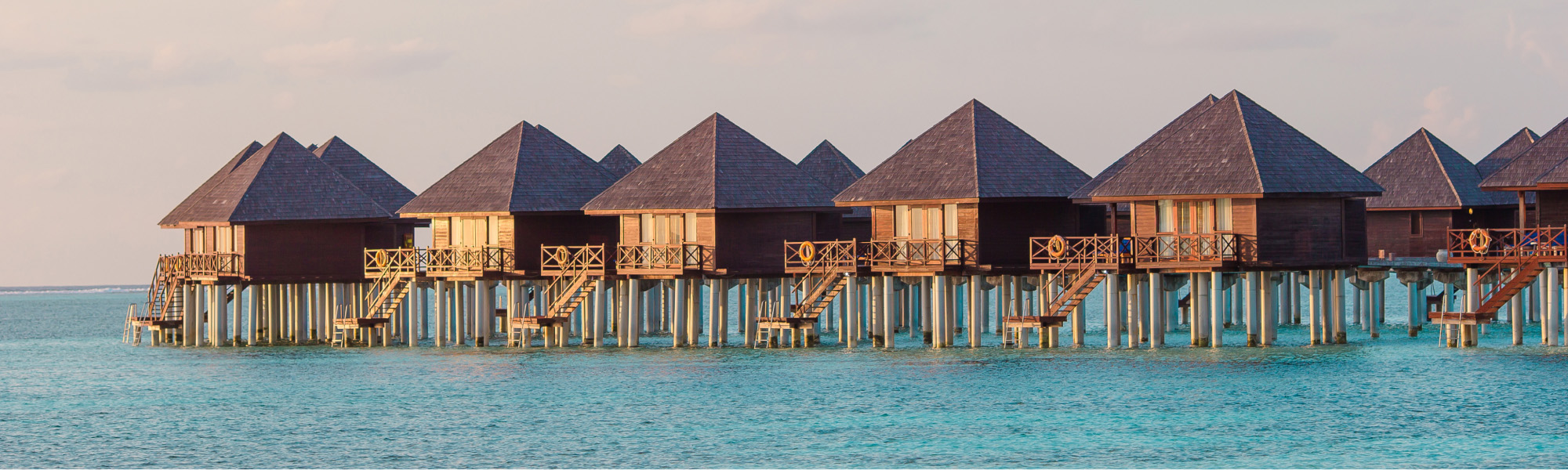 Bild eines Malediven Resorts von der Seite